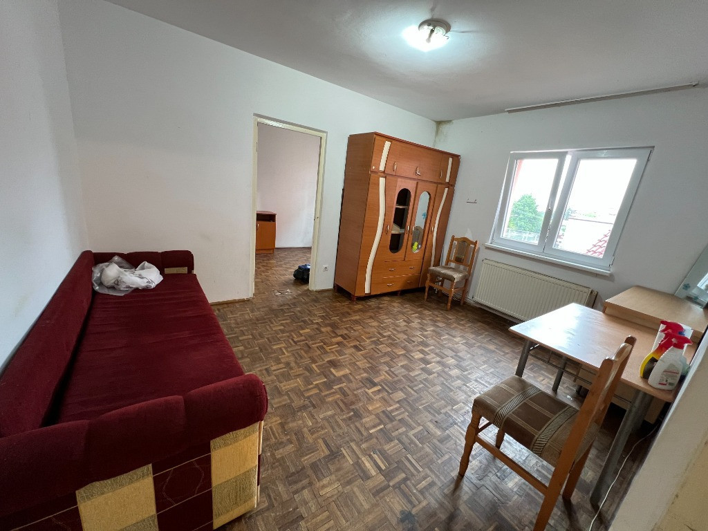 Apartament 2 camere nedecomandat,et.2, zona Cedonia