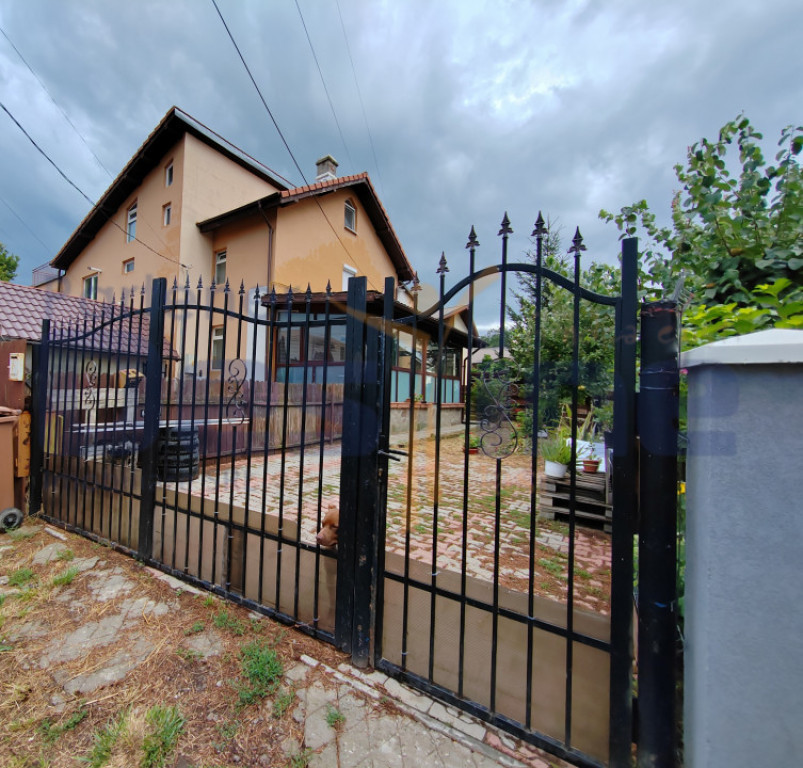 Apartament individual 4 camere 110 mp în Vilă + 167mp CURT