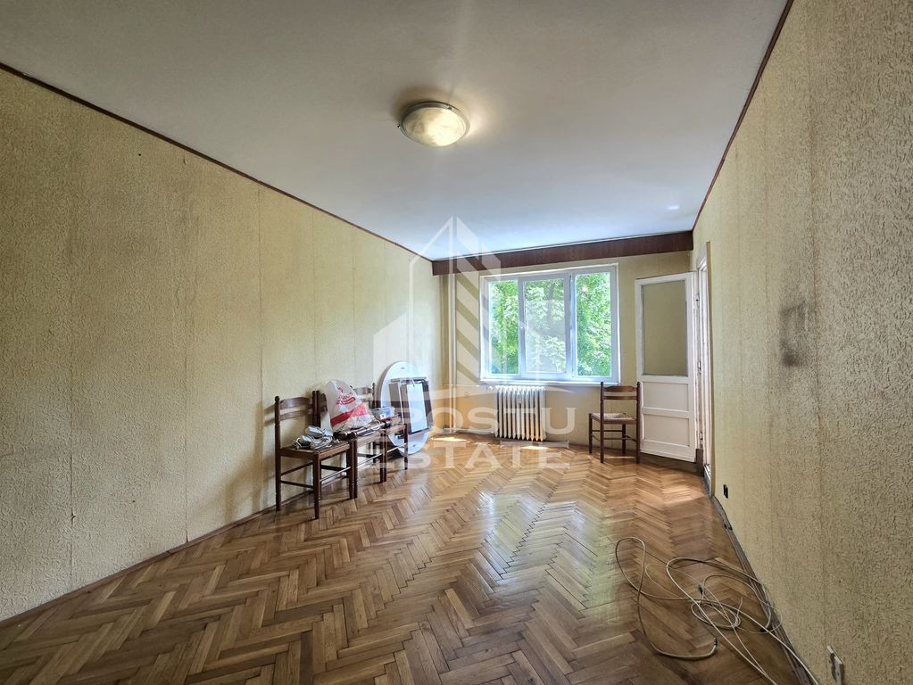 Apartament cu 3 camere, etaj intermediar, zona Circumvala...