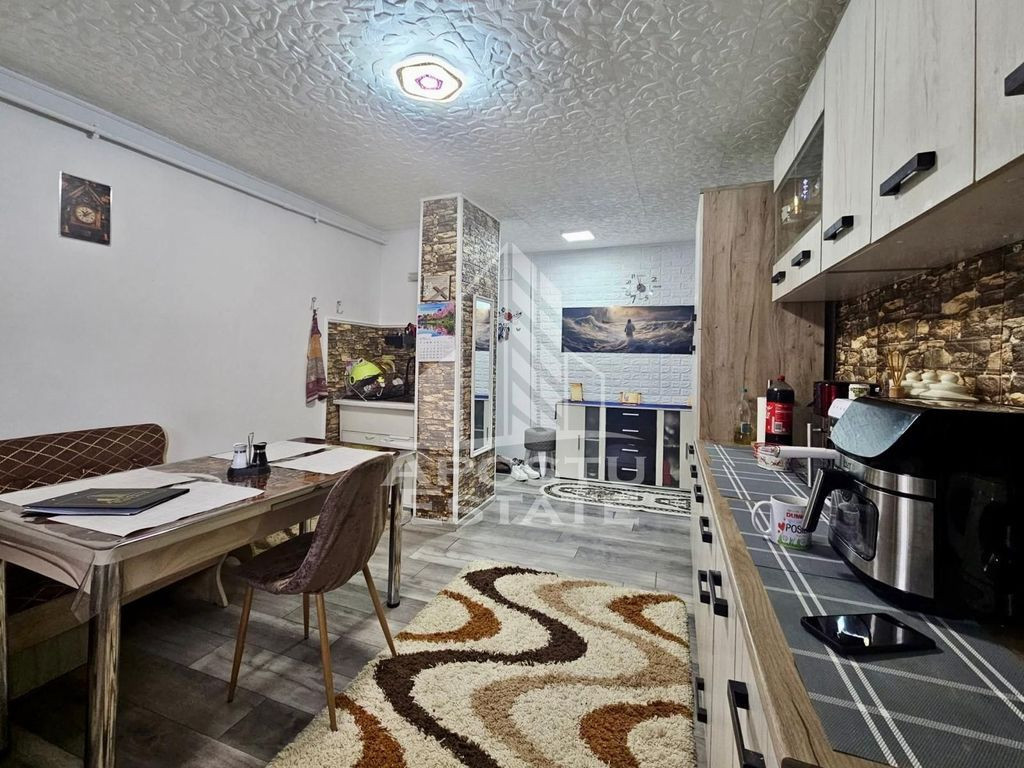 Apartament decomandat cu 3 camere - zona Centrala