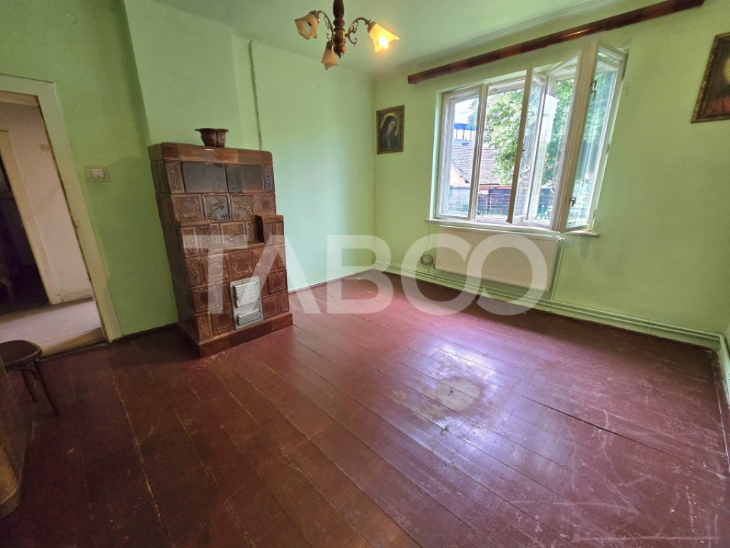 Casa individuala de vanzare teren 561 mp garaj pivnita Centr