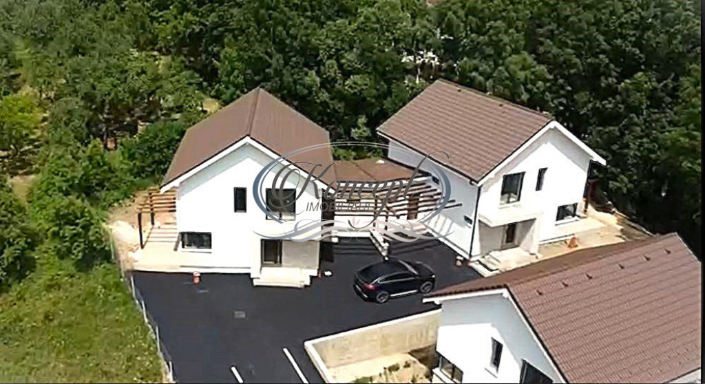 Casa individuala cu curte si terasa in ansamblu privat Capus