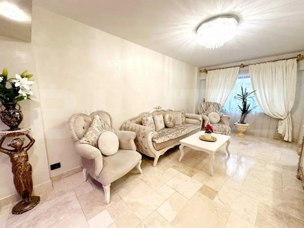 Apartament de vanzare, cu 4 camere, 90 mp, zona Răcădău