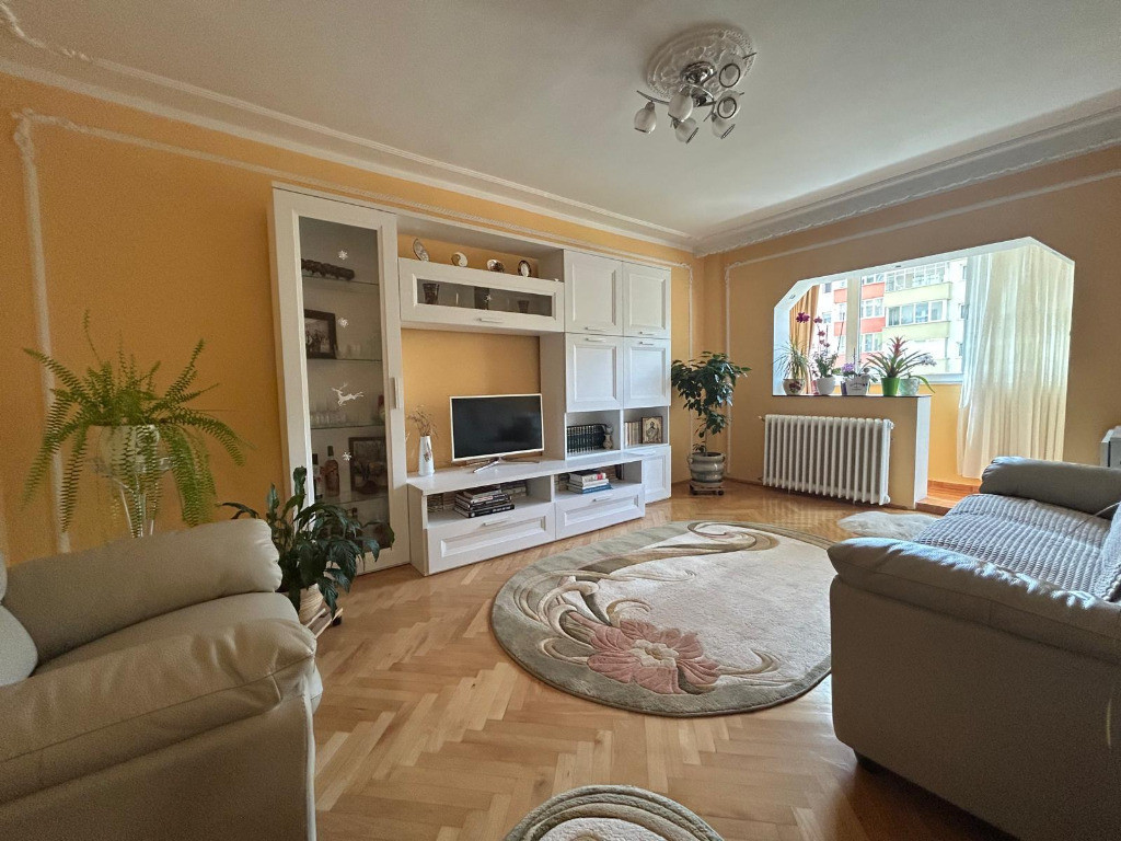 Apartament 4 camere, decomandat - zona Calea Bucuresti