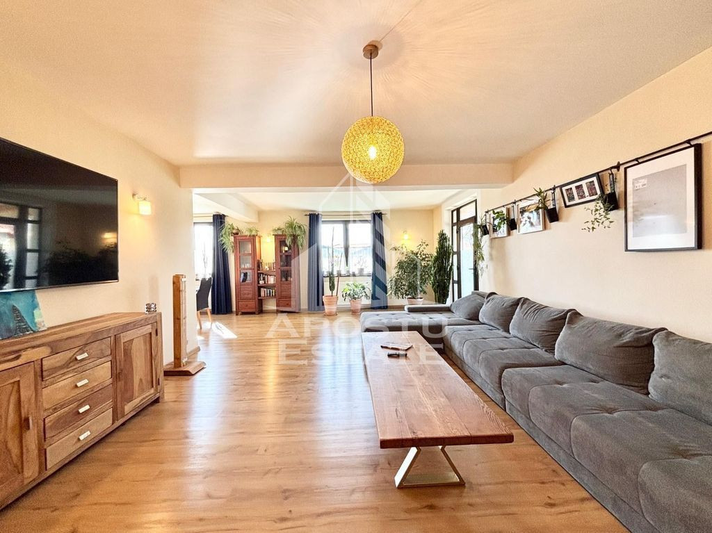 Casa individuala cu 5 camere pe 3 nivele, in Sanandrei