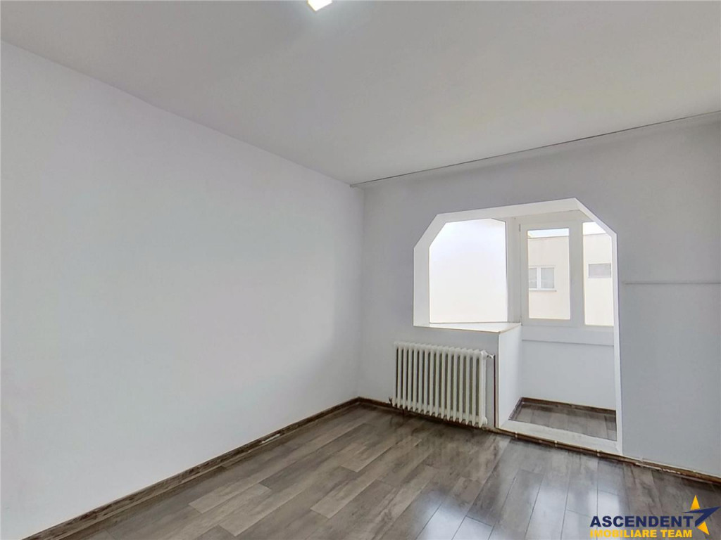 Tur Virtual! Apartament cu trei camere, decomandat, Stefan c