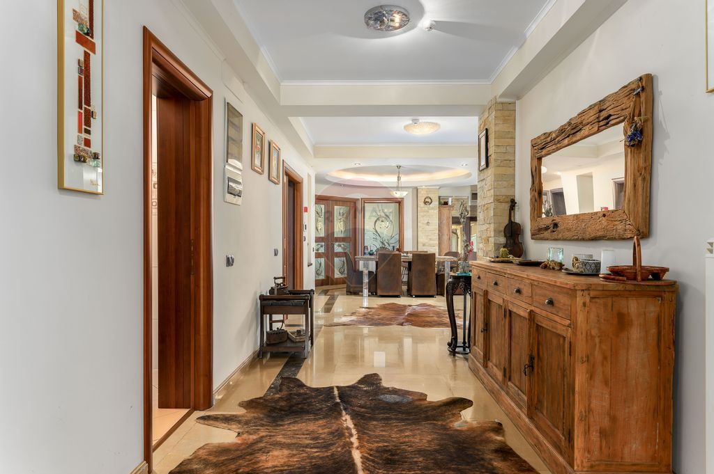 Oferta de sarbatori, discount 10% - Vilă cu parc, piscin...