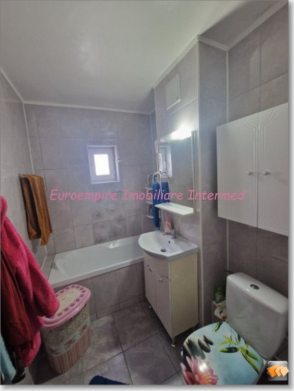 De vanzare apartament cu 3 camere zona CET