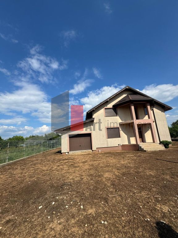 Casa la rosu in Peris