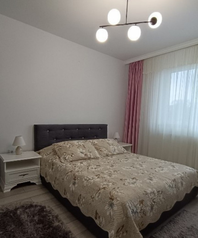 Apartament cu 2 camere de închiriat –lumină și priveli?