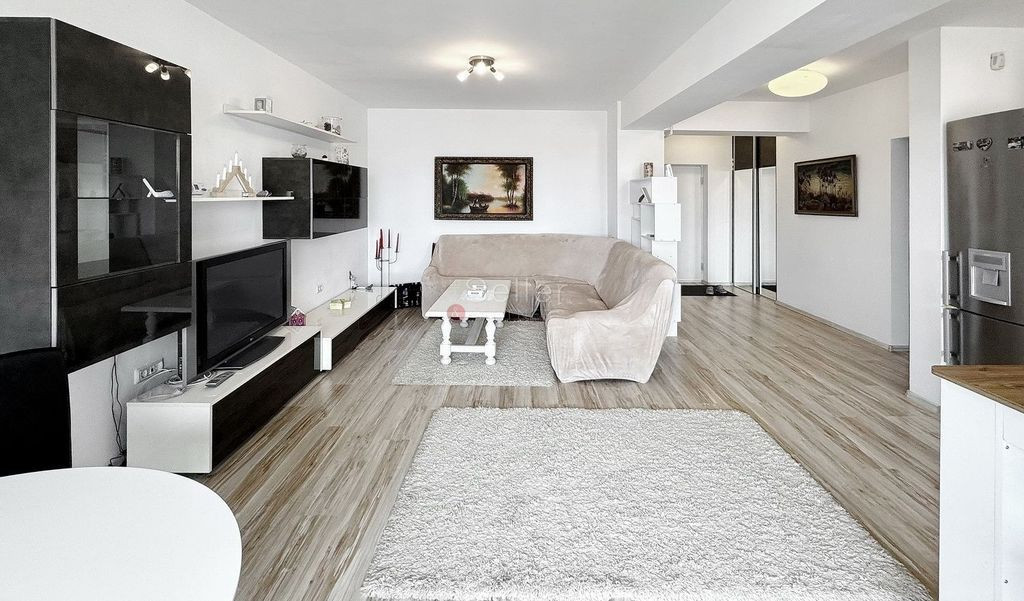 Priveliste Deosebita, Disponibil din 1 septembrie