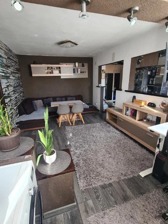 Apartament 3 camere, decomandat - zona Vlahuta