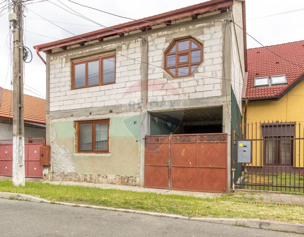 Casă cu etaj la roșu în zona Poltura