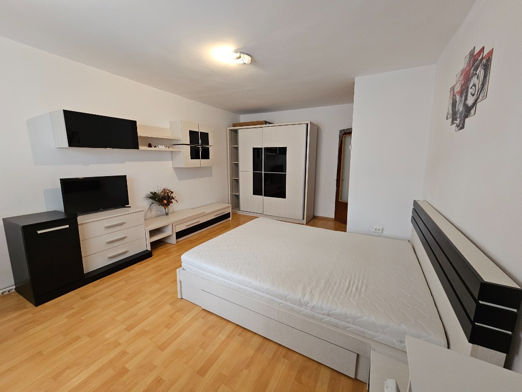 Garsoniera spatioasa, decomandata, Parc Sebastian