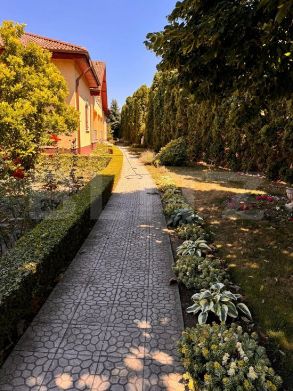 Vila de vanzare, cu 11 camere, 550 mp, zona Bariera Vâlcii