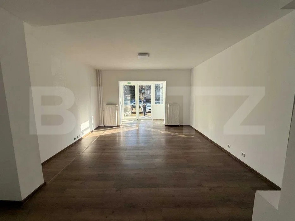 Spatiu comercial, 75 mp, stradal, vad excelent, vitrina, Man