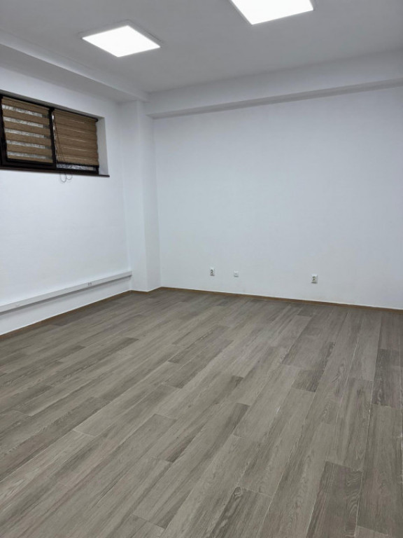 ???? Spații de Birouri de Închiriat – Parter, la Stradă