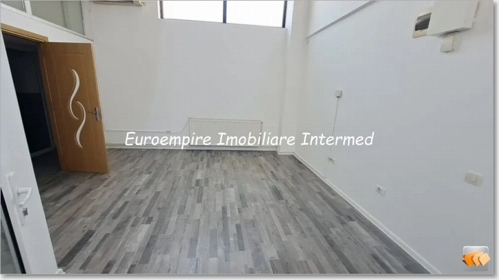 De inchiriat spatiu comercial cu 4 camere, zona Piata Ovidiu