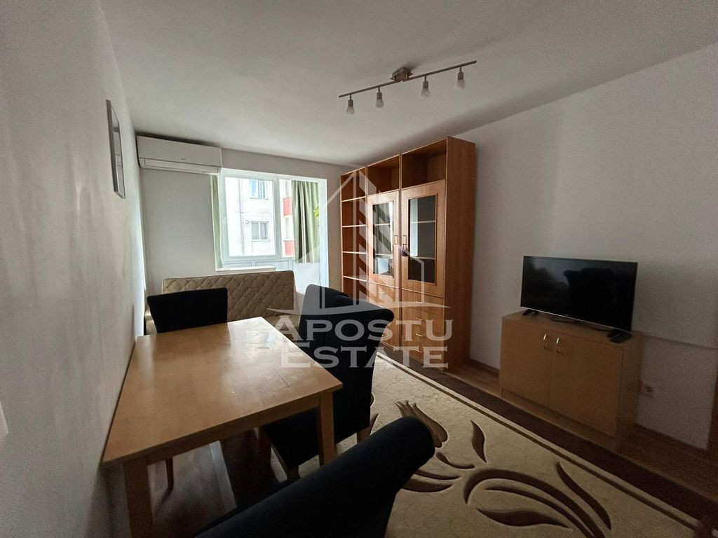 Apartament cu 3 camere, semidecomandat, mobilat si utilat...