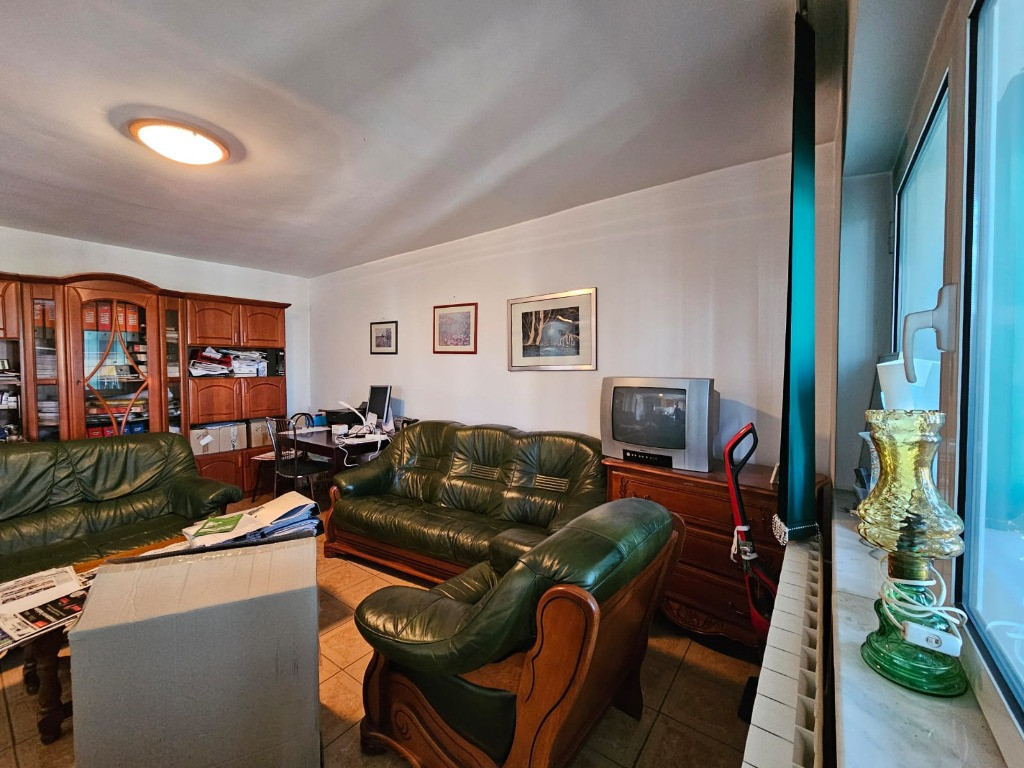 Apartament 3 camere ,etaj 2, zona Dorobanti, langa Biserica noua