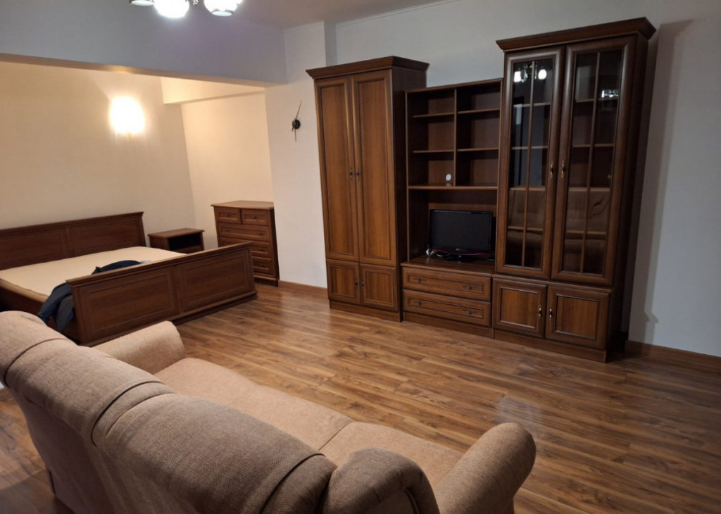 JIULUI – Garsoniera spatioasa, gata de mutat, la metrou.