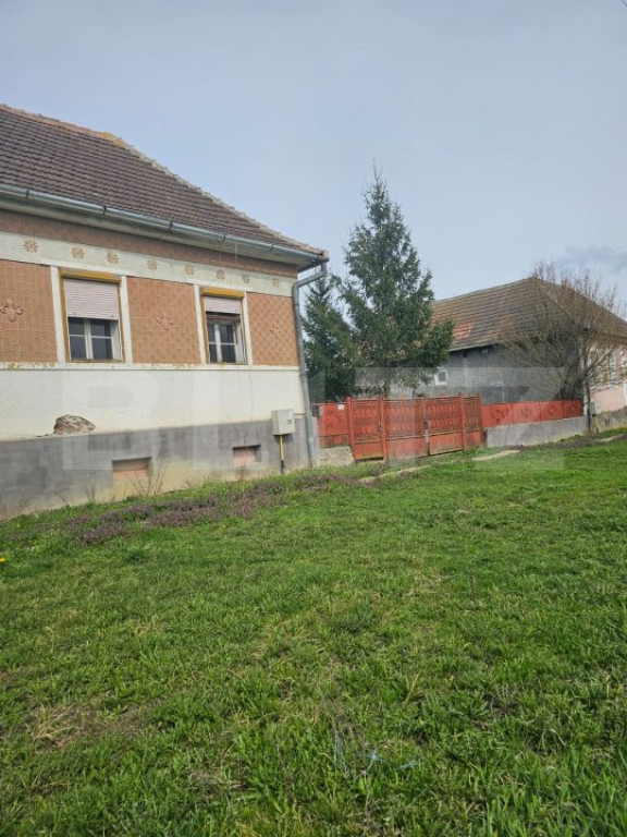 Casă bătrânească cu teren generos, în localitatea Dedra