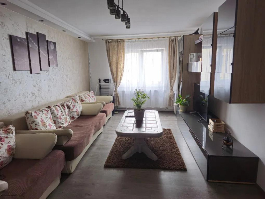 Apartament 2 camere, decomandat - zona Noua