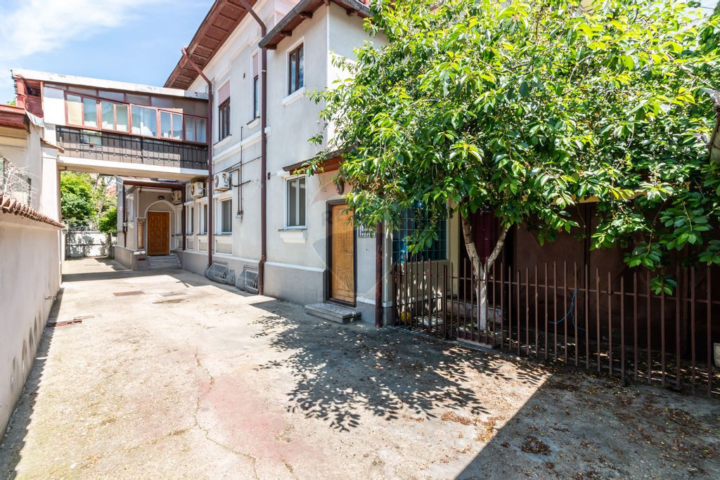 Apartament 5 camere, Parter integral in vila P+1, zona Fe...