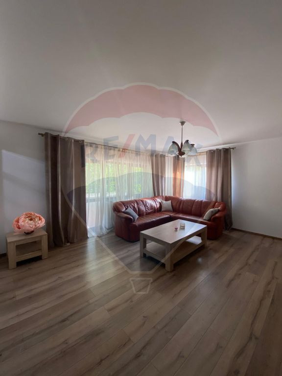 Apartament cu 4 camere de închiriat în zona Calea Roman...