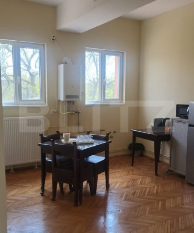 Apartament de vanzare, cu 3 camere, destinat activitatilor