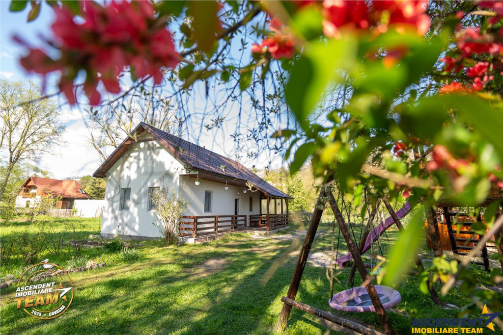 Casuta de vacanta cu:terasa,izvor propriu, ciubar,mobilata,e