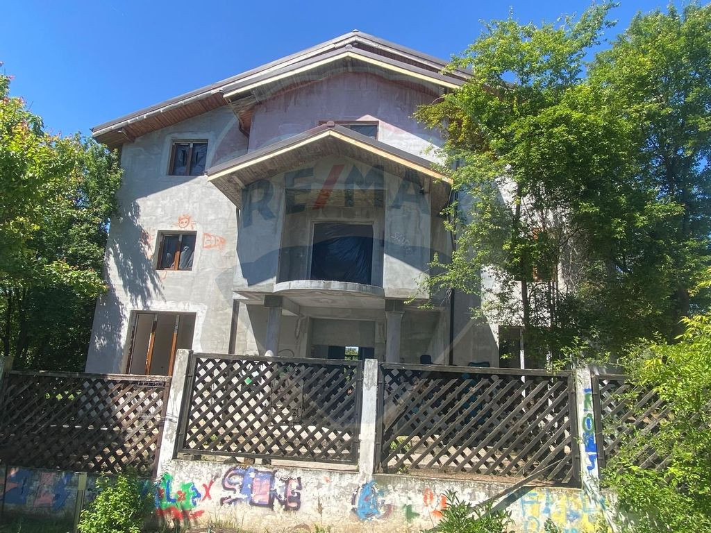 DE VANZARE Casă / Vilă cu 12 camere în zona Sisesti