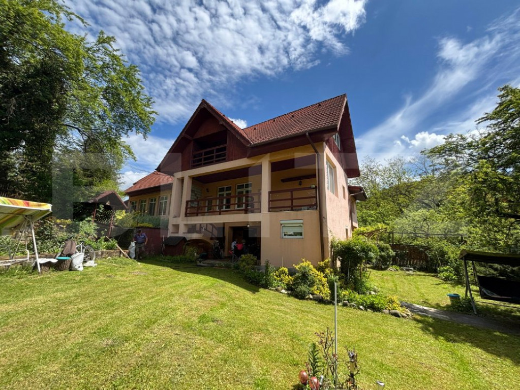 Vila de vanzare, cu 4 camere, 320 mp, zona Șuvița