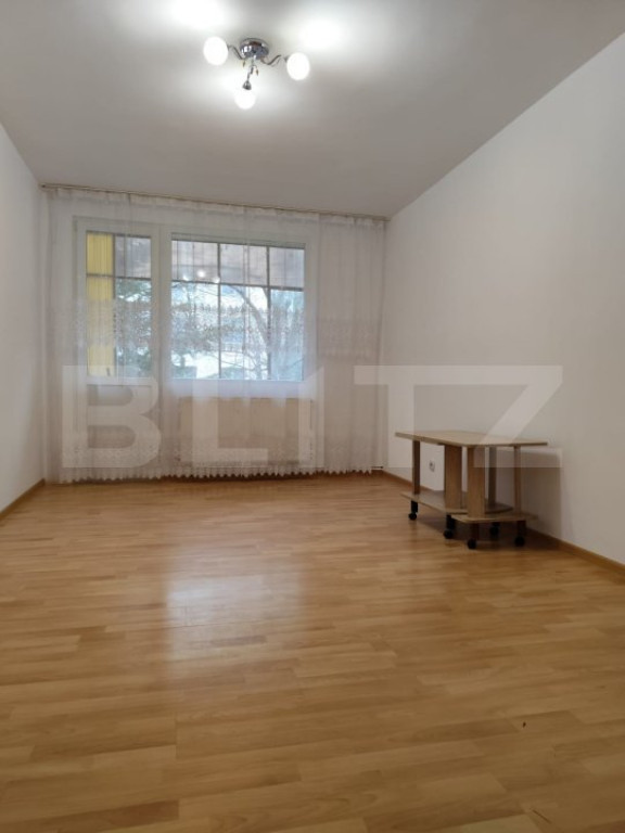 Apartament de vanzare, cu 2 camere, 40 mp utili, zona Carpat