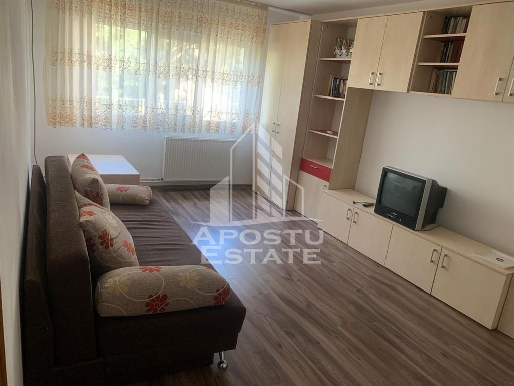 Apartament cu 3 camere, 2 bai, decomandat, etajul 2, cent...
