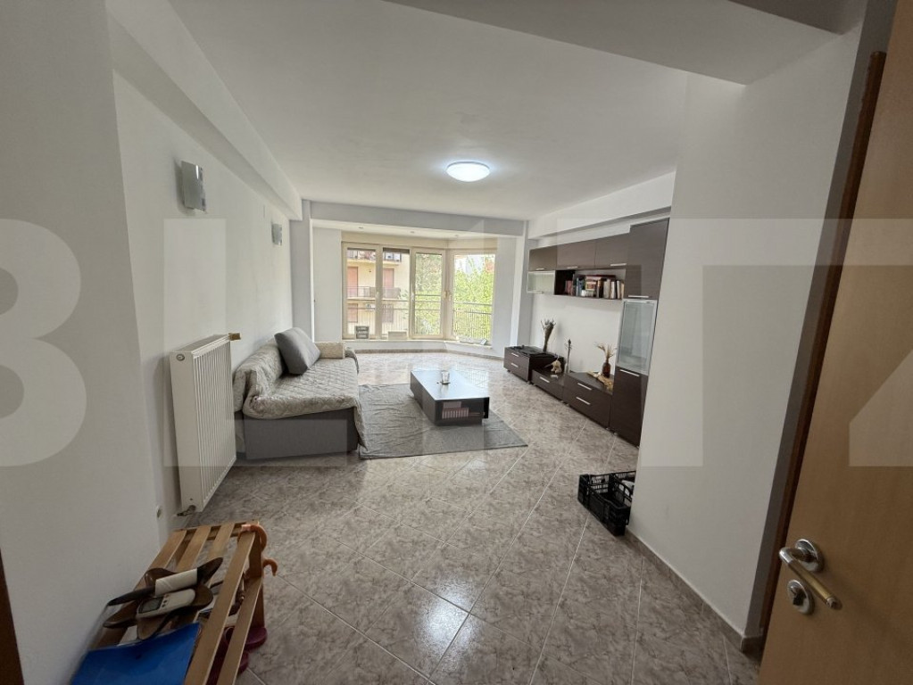 Apartament spațios cu 3 camere, 2 băi și 2 locuri de parc