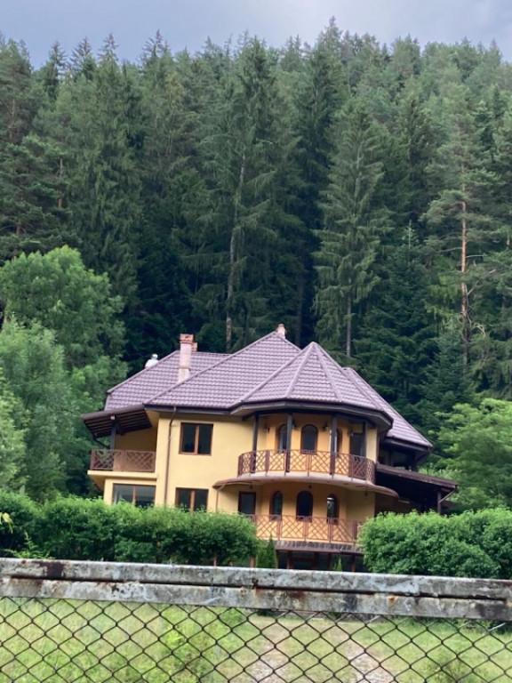 Pensiune cu 15 camere de cazare, restaurant, corpuri adminis