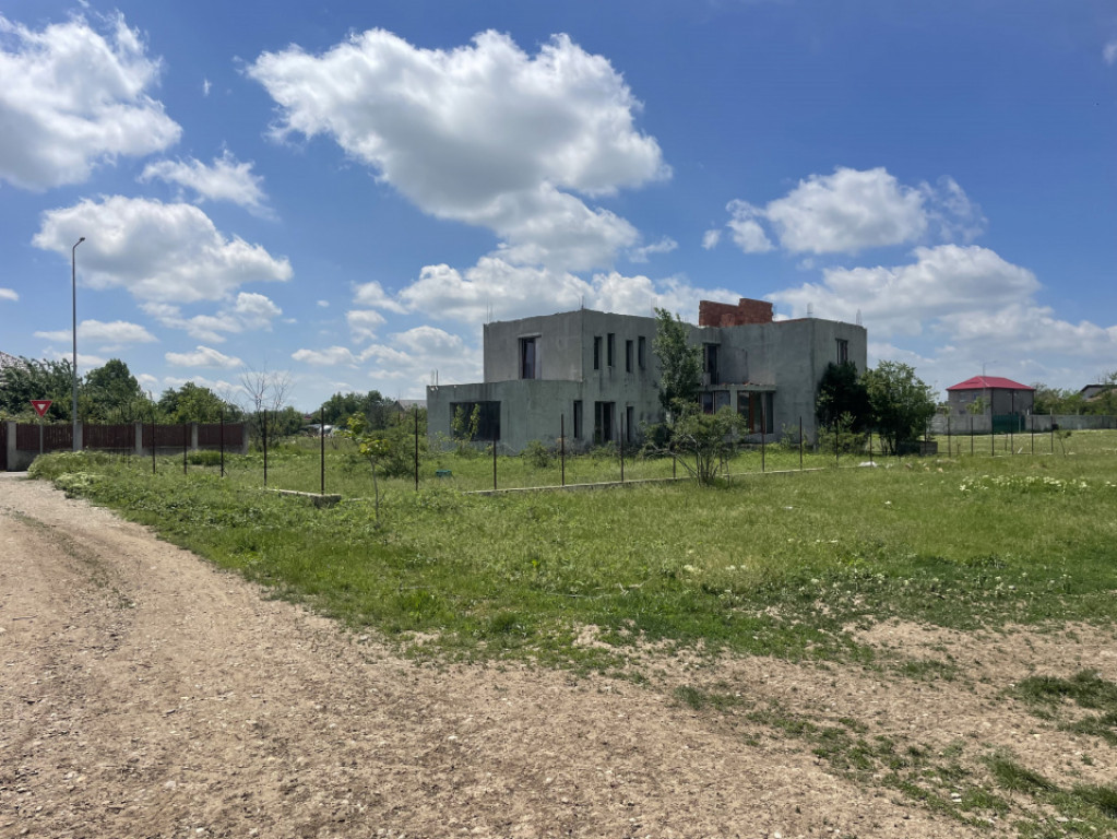 Domnești, Str Teiului, teren 1500mp, 40ml deschidere, utili