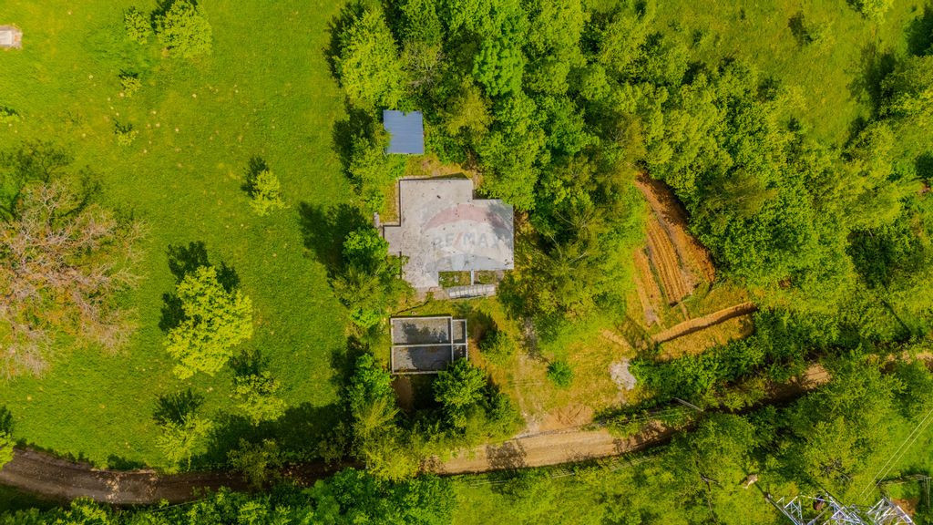 Teren intravilan / 2 fundatii A Fame Bran Poarta/ Muntii ...