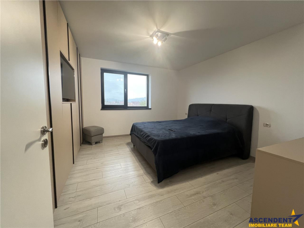 Apartament:3 camere,decomandat,acces privat,priveliste si co
