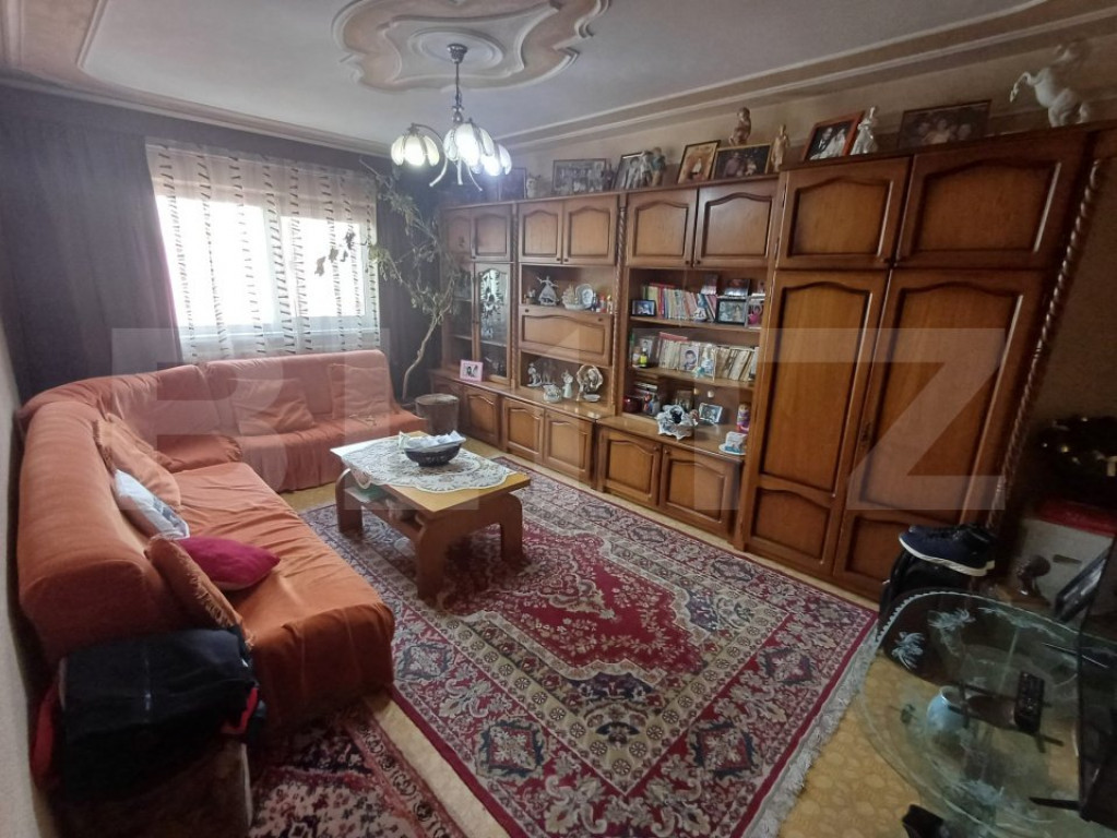 Apartament de închiriat, cu 3 camere, 60 mp, zona AJOFM