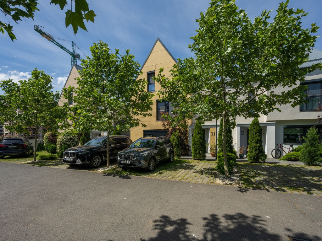 Vila Deosebita 7 camere cu garaj in Complex