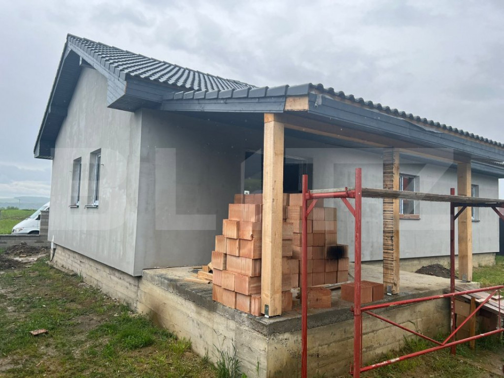 Casă pe un singur nivel în Ernei – 118 mp utili, teren 5