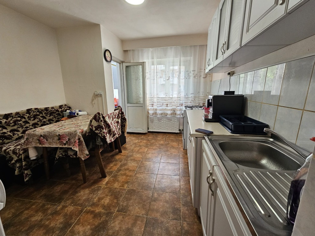 Apartament 4 camere ,etaj 2,2 balcoane 2 bai, zona Dorobanti