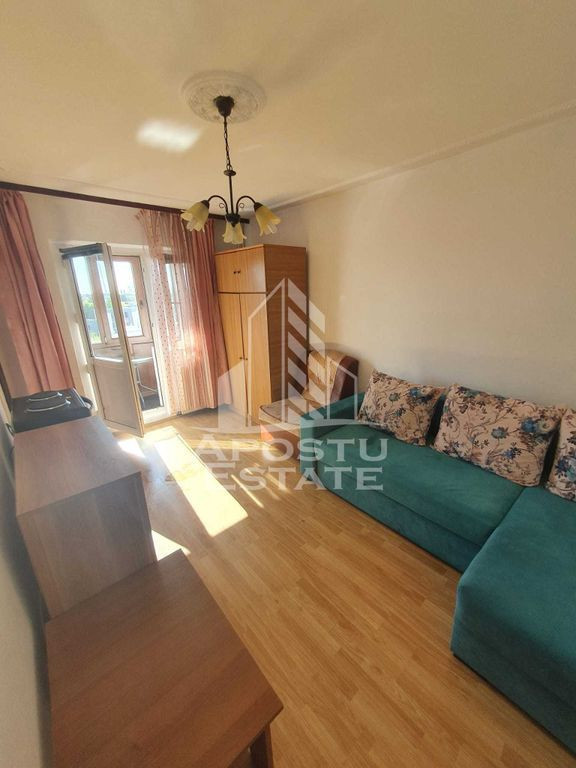 Garsoniera cu balcon, etaj intermediar, mobilata si utilata