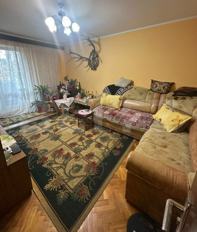 Apartament de vanzare, cu 3 camere, 75 mp, zona Dâmbu Pietr