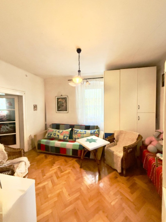 Apartament 4 camere,pretabil si pentru spatiu comercial - zona Patria