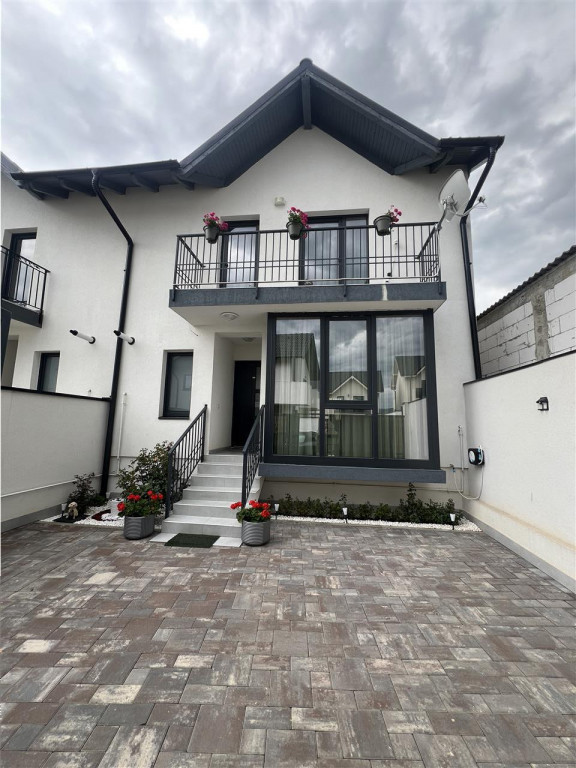 Casa cu 4 camere 2 bai 2 terase si teren 204 mp in Cristian