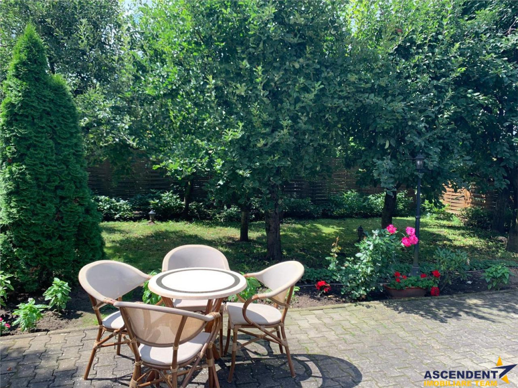 Pe 2.100mp teren, proprietati notabile, piscina, garaj, desc