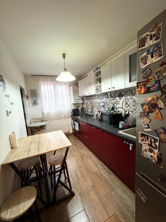 Apartament de vanzare, cu 4 camere, 81 mp, zona Tractorul